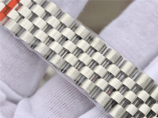 挑战传统高仿钢带表奢华品质触手可及 手表 挑战传统 品质 手表资讯  第2张